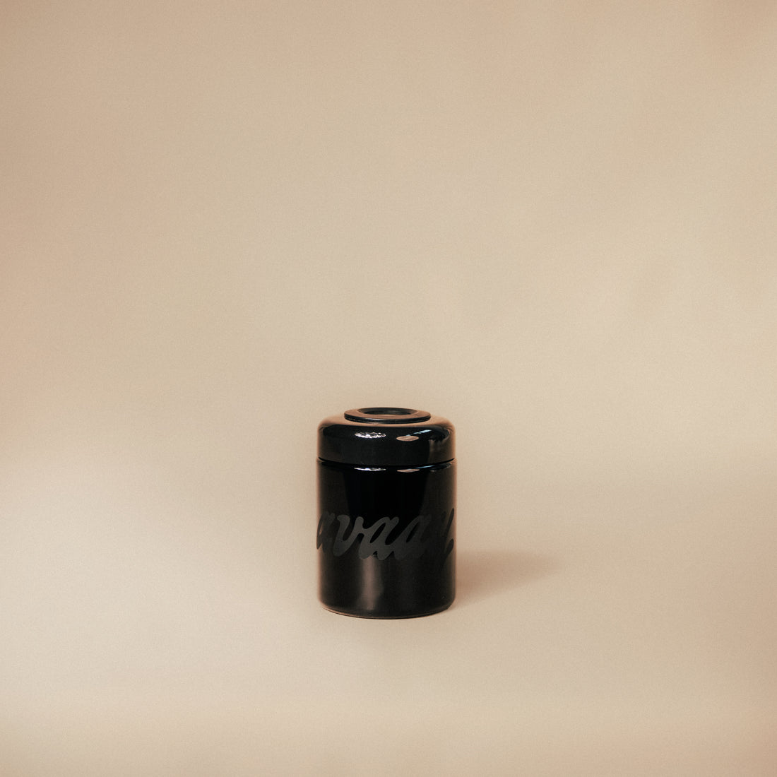 Verschlossener Violettglas Humidor aus der Cannasseur Club x avaay Kollaboration steht auf einem hellen Hintergrund.