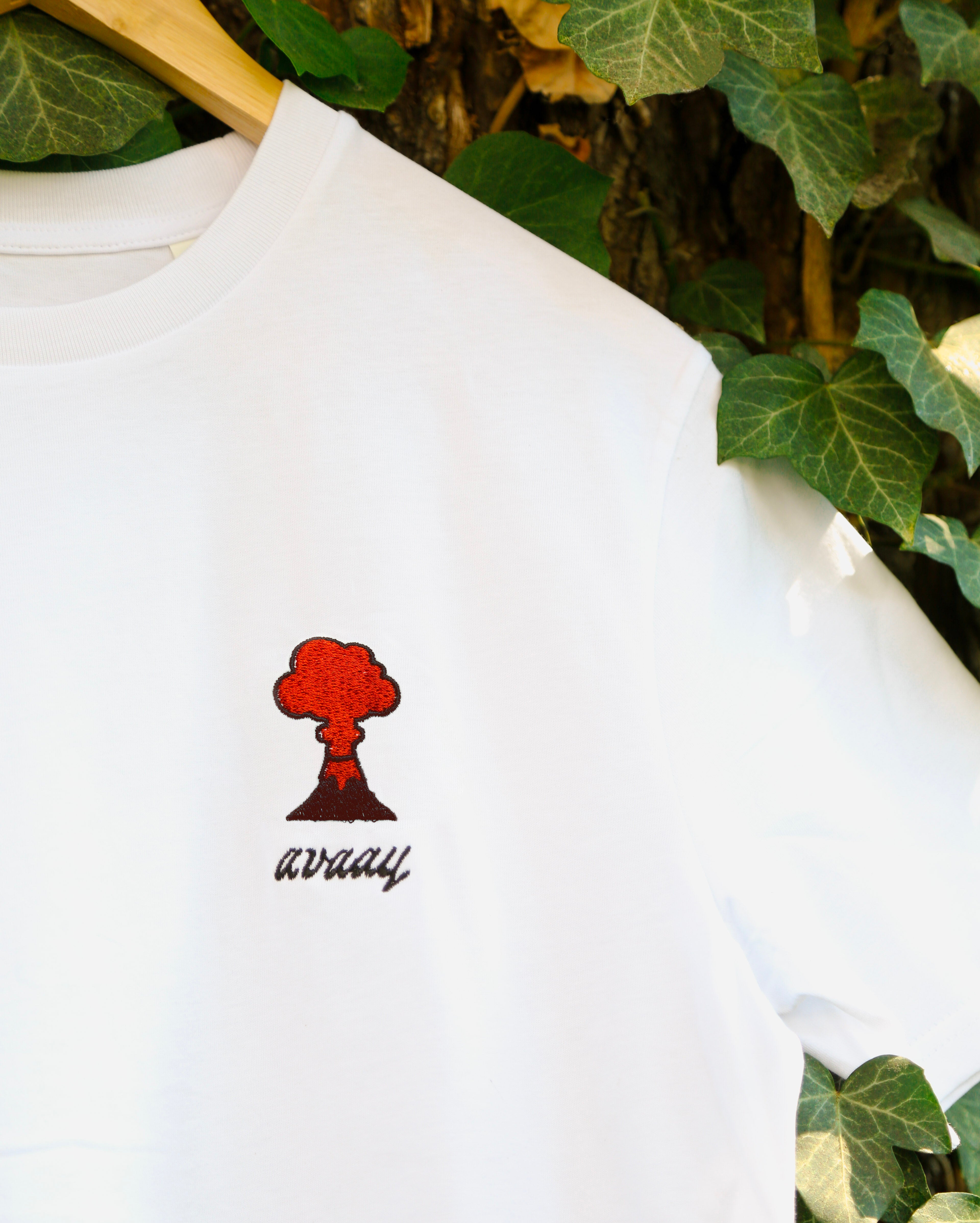 T-Shirt aus Bio-Baumwolle – "Critical Eruption"