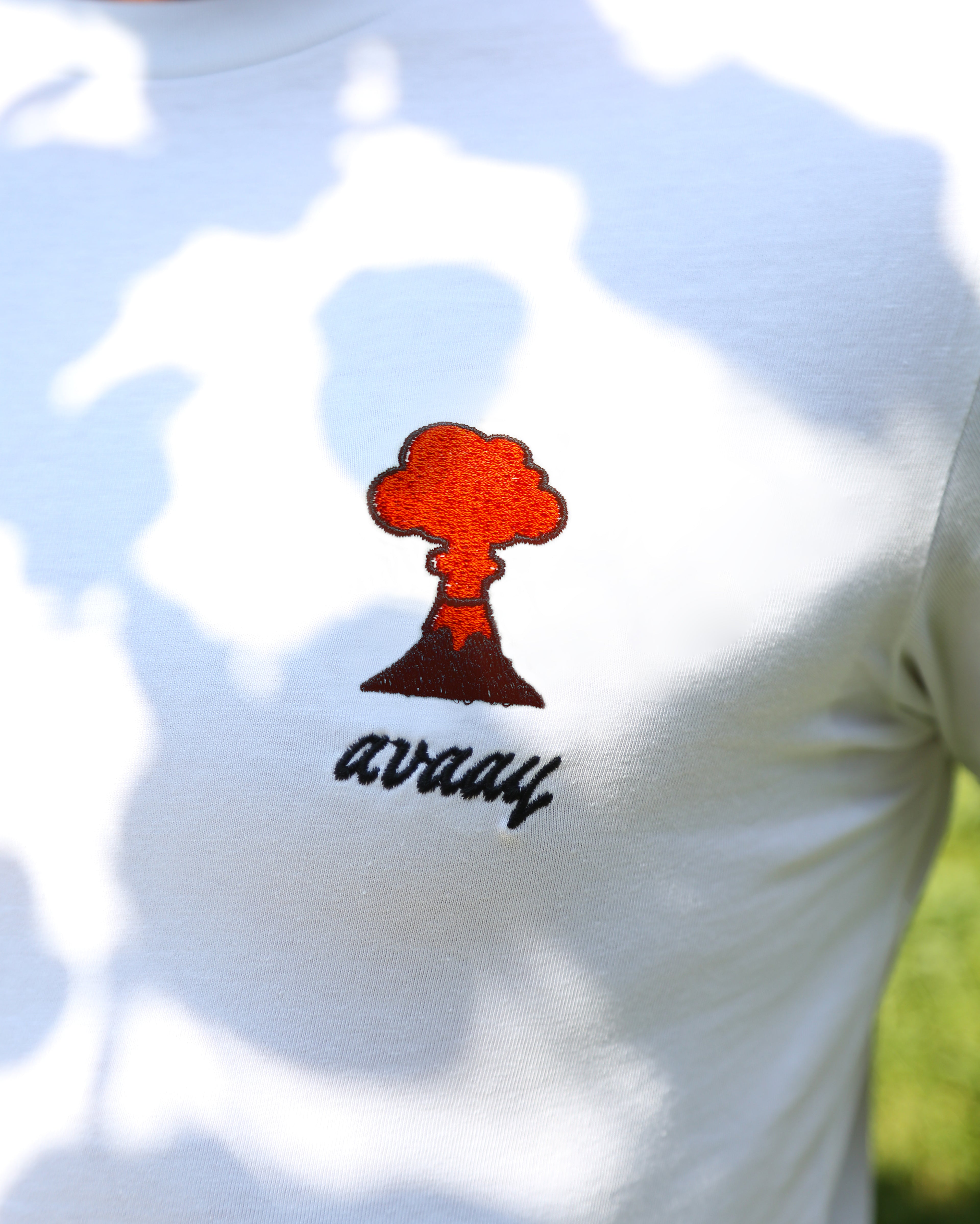 T-Shirt aus Bio-Baumwolle – "Critical Eruption"