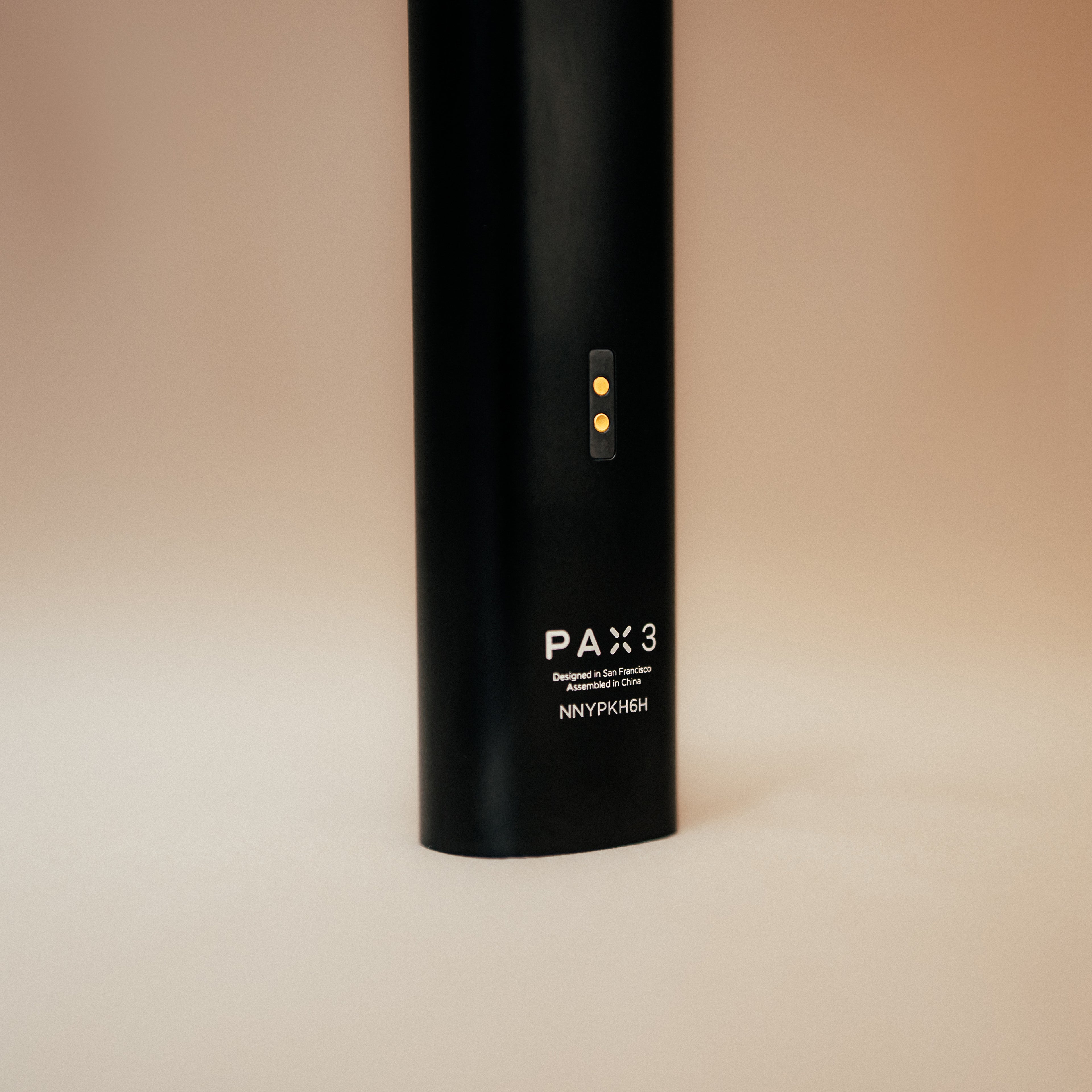 Detailaufnahme des PAX Plus Verdampfers in schwarz mit Schriftzug PAX 3