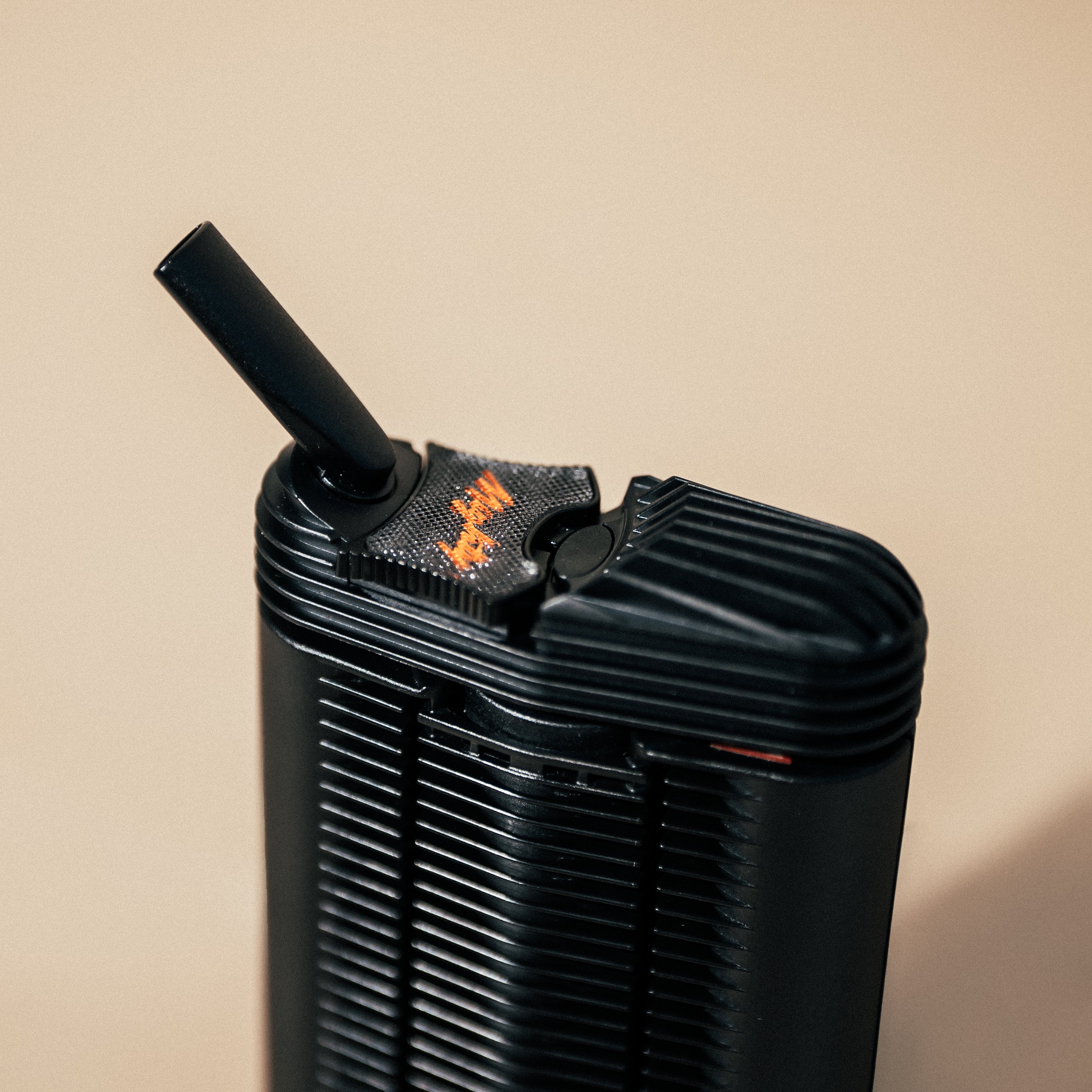 Draufsicht auf den Storz & Bickel Might+ Medic Verdampfer mit ausgeklapptem Mundstück.