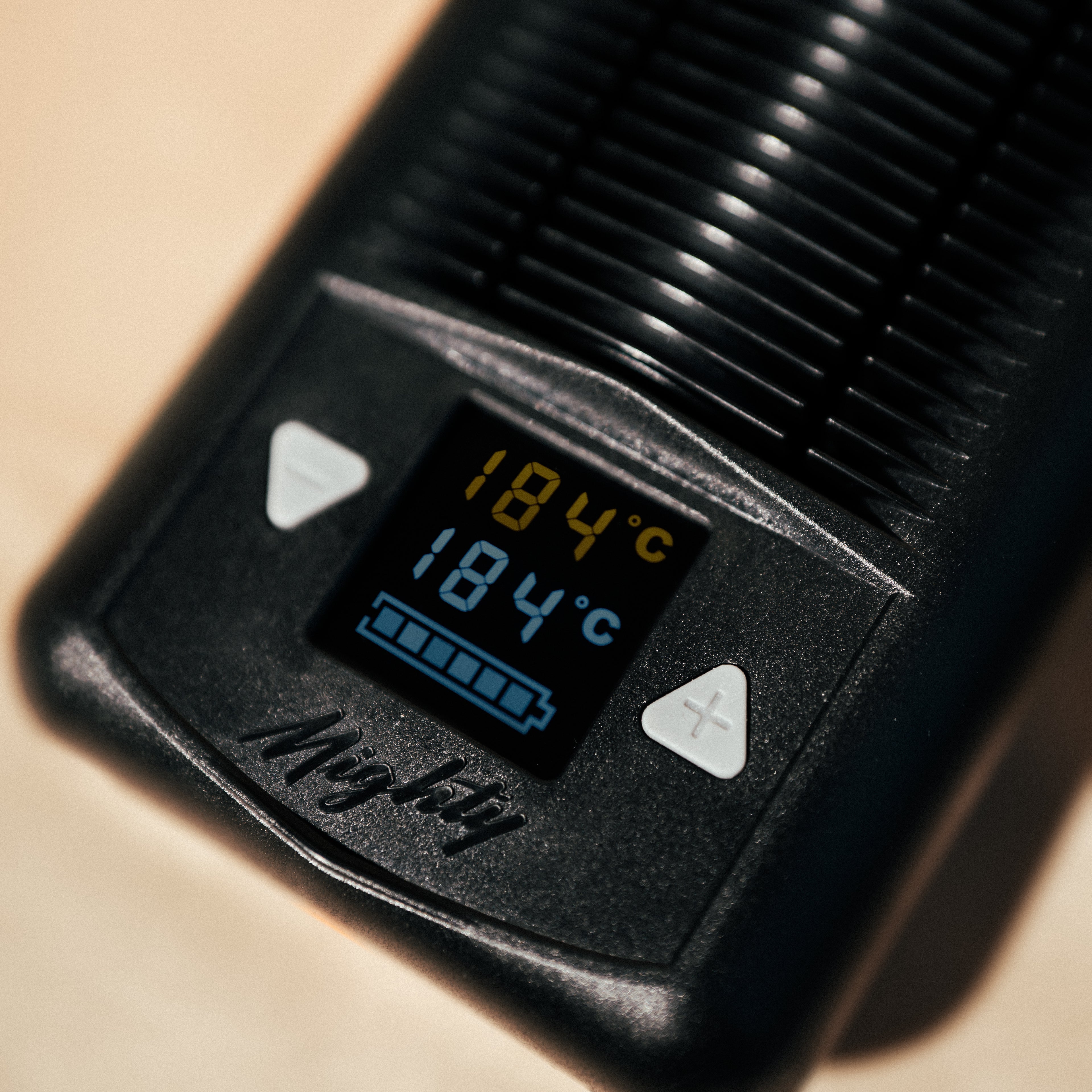 Detailansicht des eingeschalteten Displays mit Temperaturanzeige und Batterieladestand des Mighty+ Medic Vaporizers von Storz & Bickel.