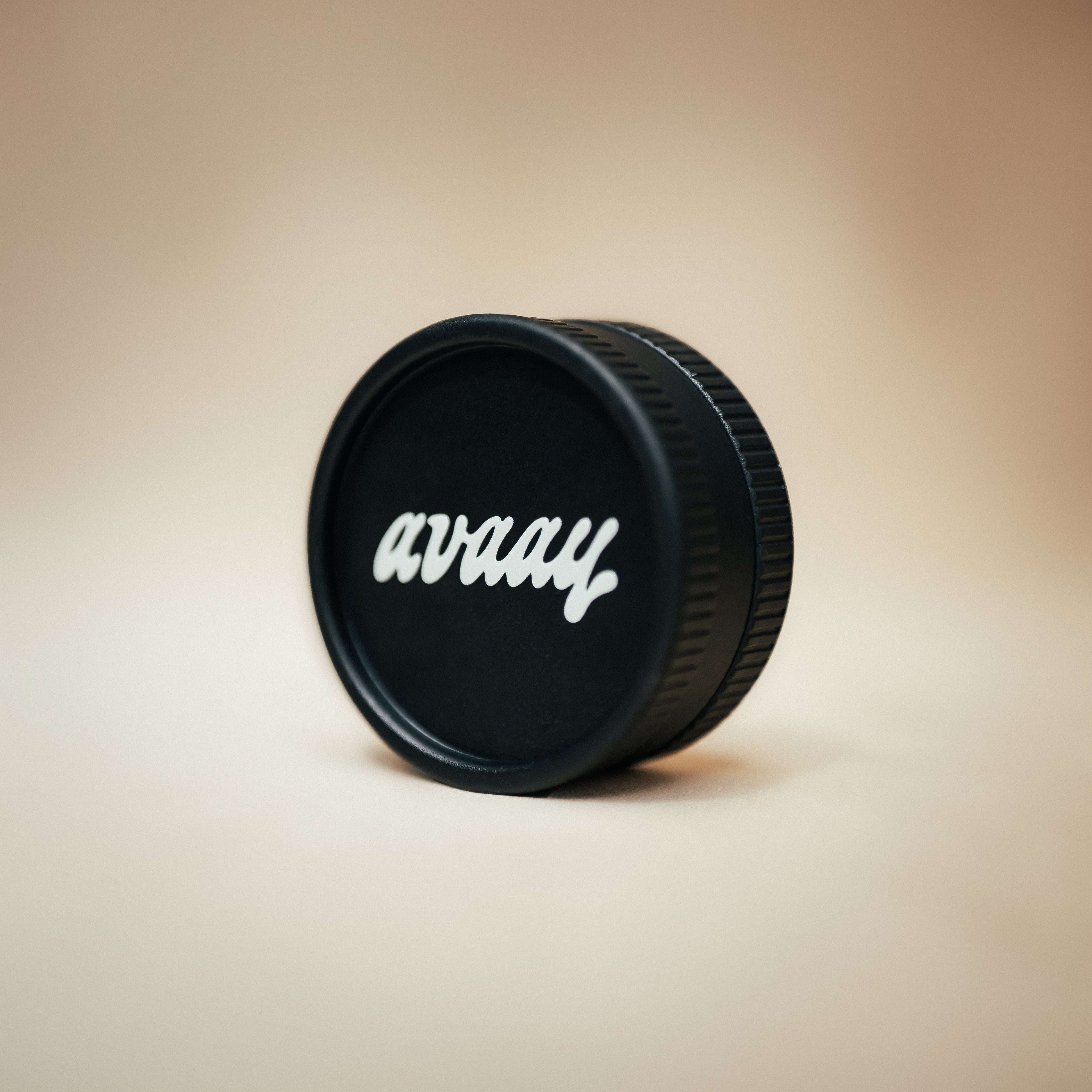 Schwarzer Bio Cannabis-Grinder aus Hanffaser von avaay steht vor hellem Hintergrund.