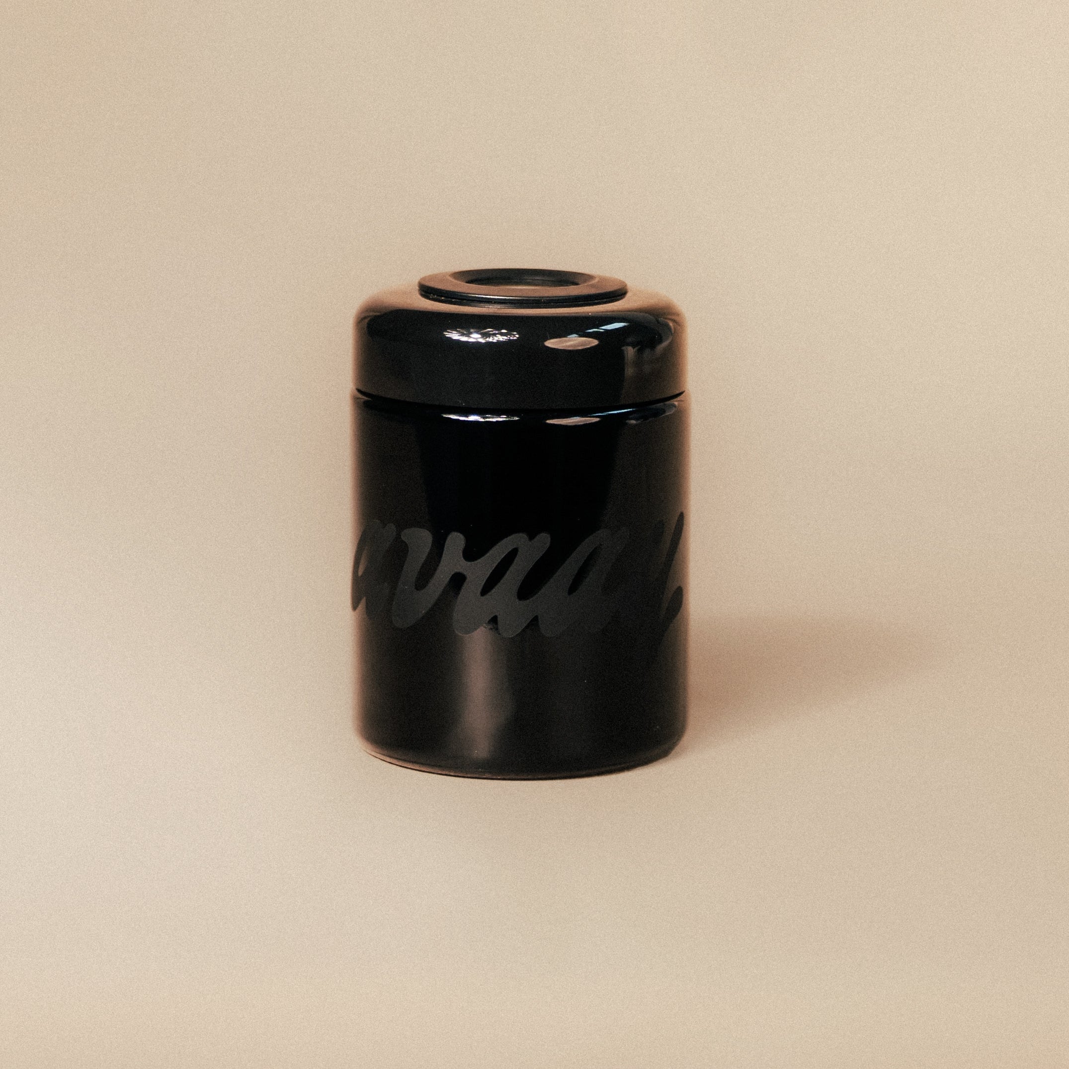 Verschlossener Violettglas Humidor aus der Cannasseur Club x avaay Kollaboration steht auf einem hellen Hintergrund.