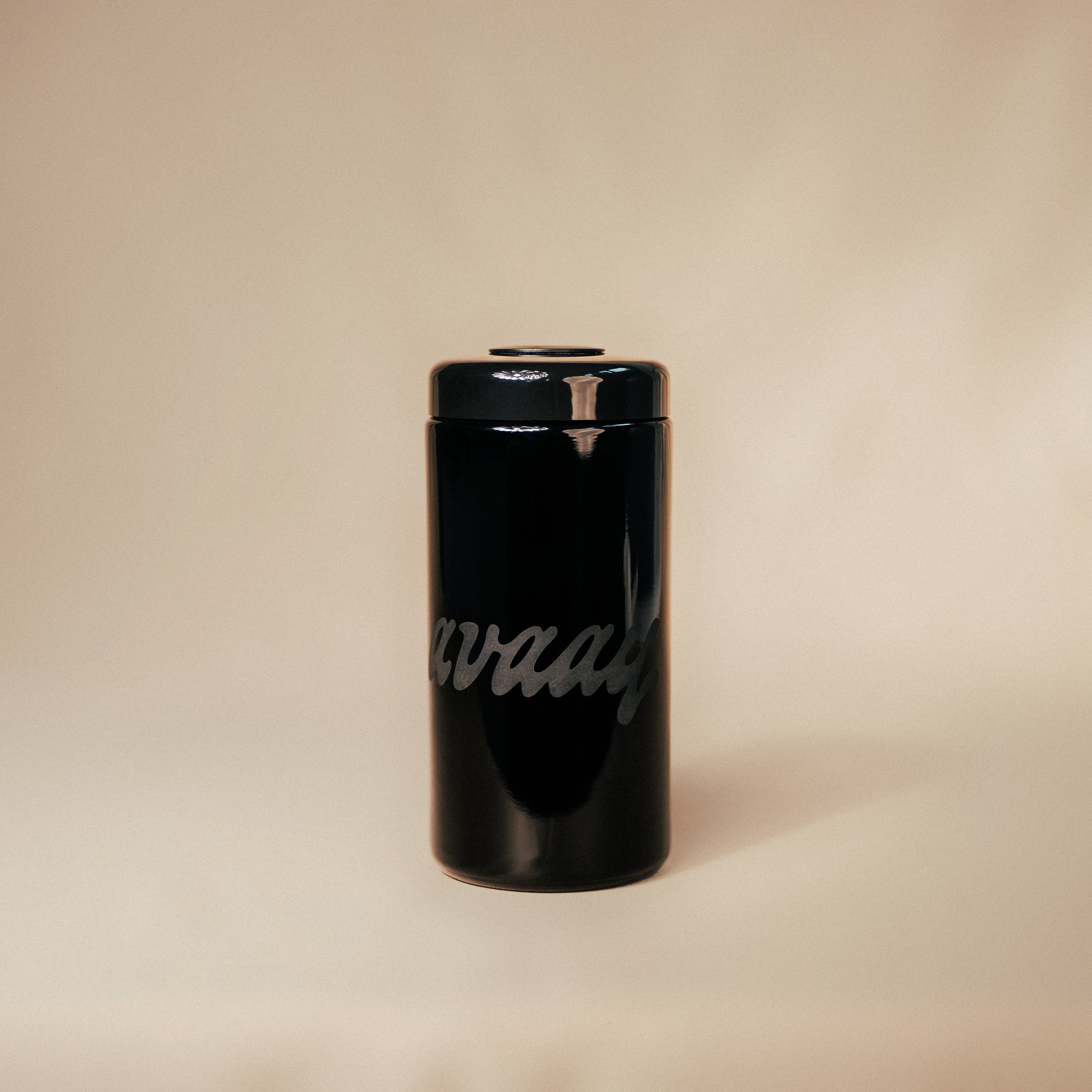 Cannabis Humidor aus Violettglas von Cannasseur Club mit mattem avaay Logo in der Größe XL auf hellem Hintergrund