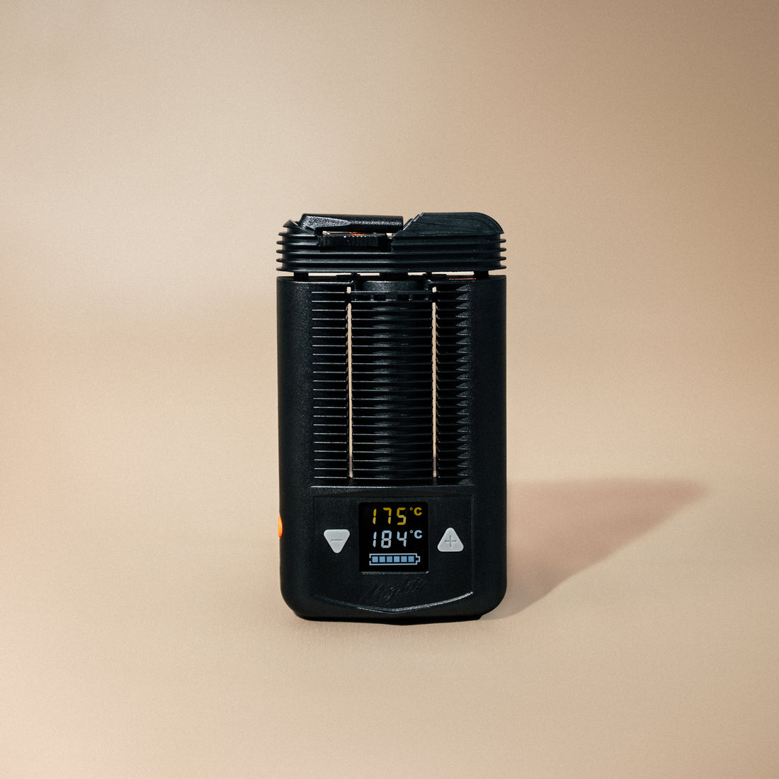 Frontalansicht des Mighty+ Medic von Storz &amp; Bickel mit eingeschaltetem Display auf der man die Temperatureinstellung von 184°C ablesen kann.