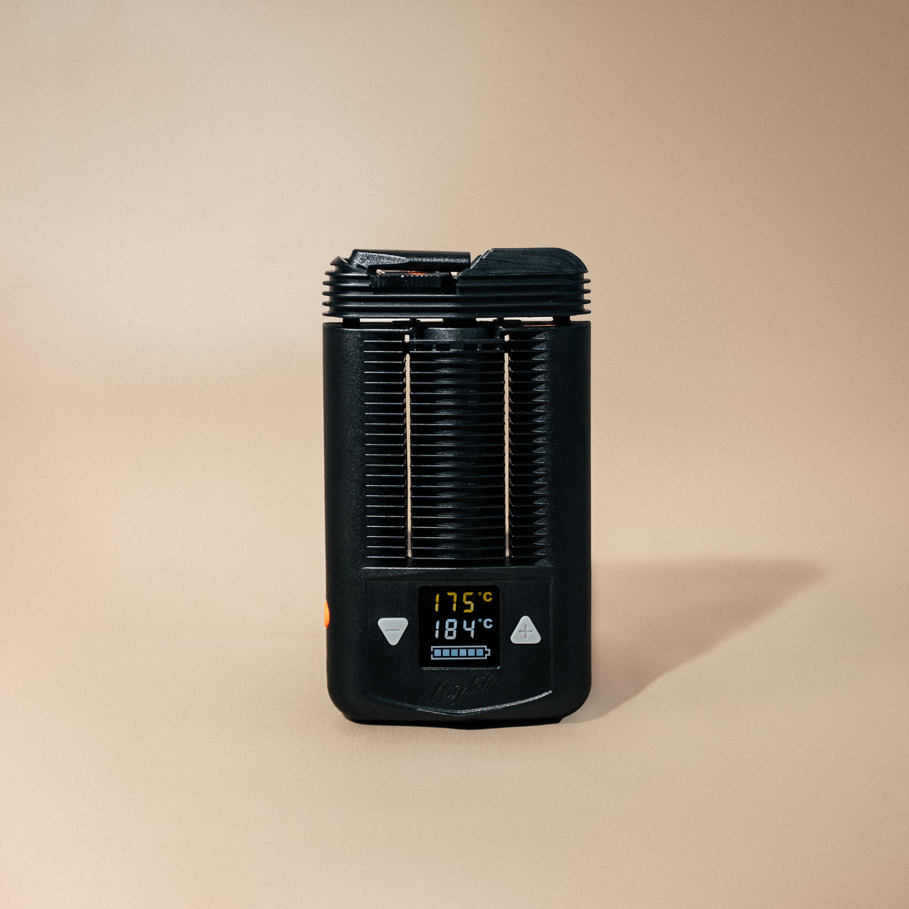 Frontalansicht des Mighty+ Medic von Storz &amp; Bickel mit eingeschaltetem Display auf der man die Temperatureinstellung von 184°C ablesen kann.