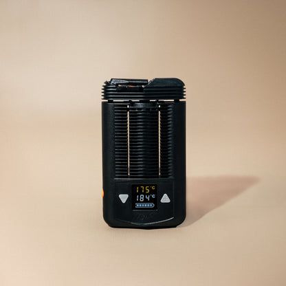 Frontalansicht des Mighty+ Medic von Storz &amp; Bickel mit eingeschaltetem Display auf der man die Temperatureinstellung von 184°C ablesen kann.